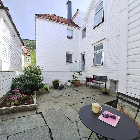Daire Modern And - With A Garden